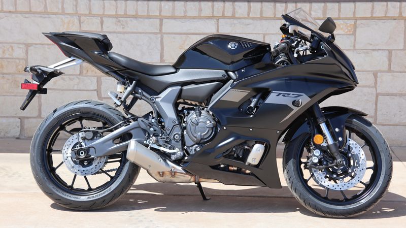 2025 Yamaha YZFR7 MATTE RAVEN BLACK Image 2