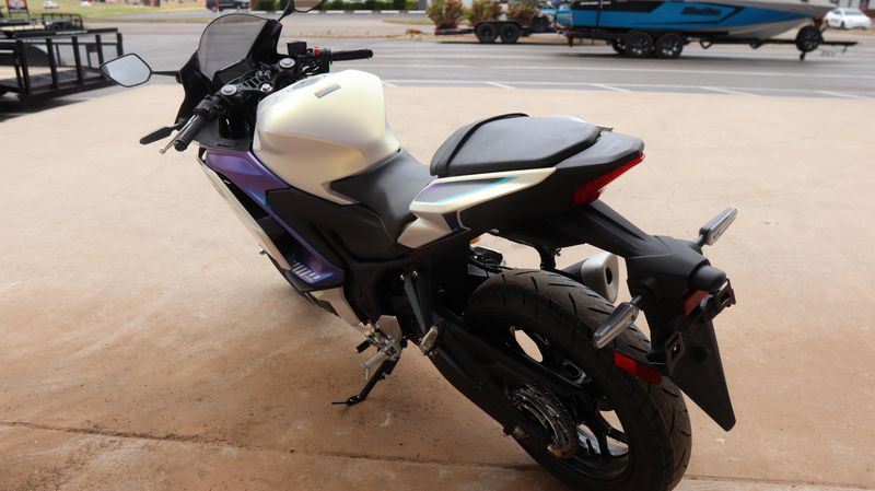 2025 Yamaha YZFR3 ABS LUNAR WHITE AND NEBULA BLUE Image 5