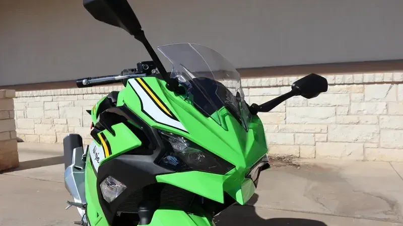 2025 Kawasaki NINJA 500 KRT EDITION SE ABS LIME GREEN AND EBONY AND PEARL BLIZZARD WHITE Image 7