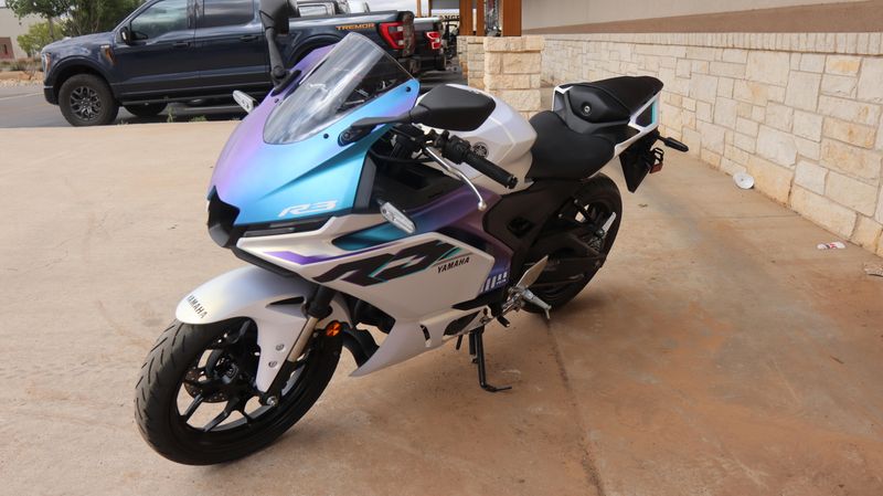 2025 Yamaha YZFR3 ABS LUNAR WHITE AND NEBULA BLUE Image 7