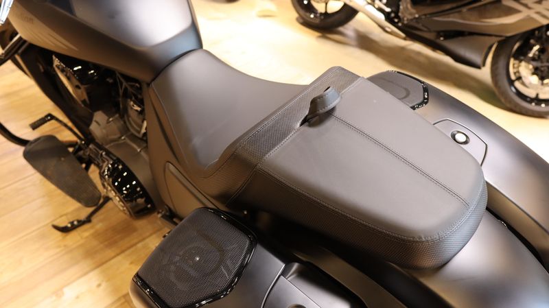 2025 Indian Motorcycle CHIEFTAIN POWERPLUS DARK HORSE WITH RIDER ASSIST AND POWERBAND AUDIO Image 14