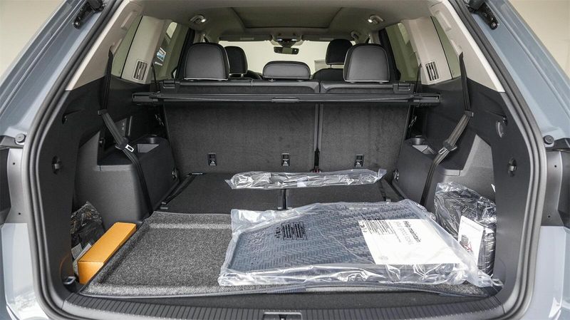 New 2025 Volkswagen Atlas 2.0T SEL Premium R-LineImage 11