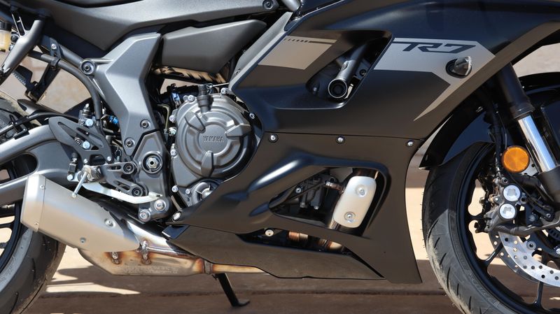 2025 Yamaha YZFR7 MATTE RAVEN BLACK Image 9