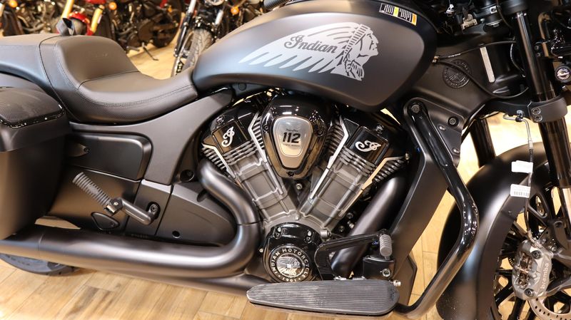 2025 Indian Motorcycle CHIEFTAIN POWERPLUS DARK HORSE WITH RIDER ASSIST AND POWERBAND AUDIO Image 9