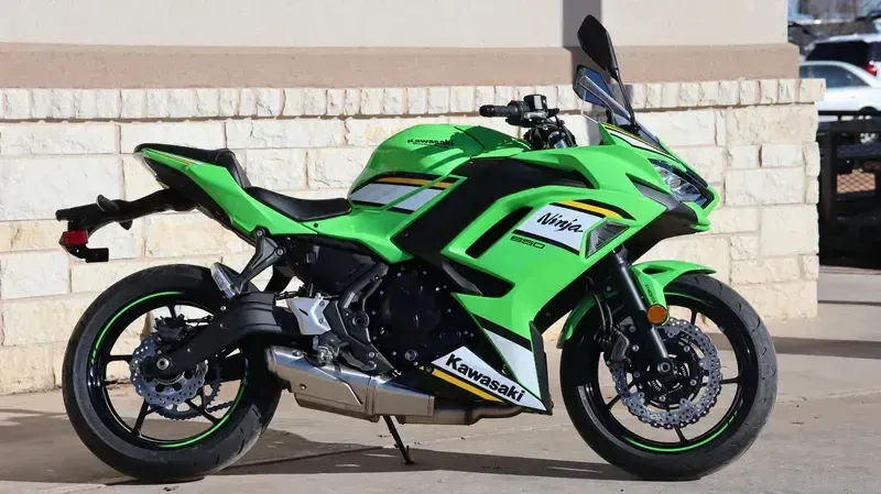 2025 Kawasaki NINJA 650 KRT EDITION ABS LIME GREEN AND EBONY AND PEARL BLIZZARD WHITEImage 2