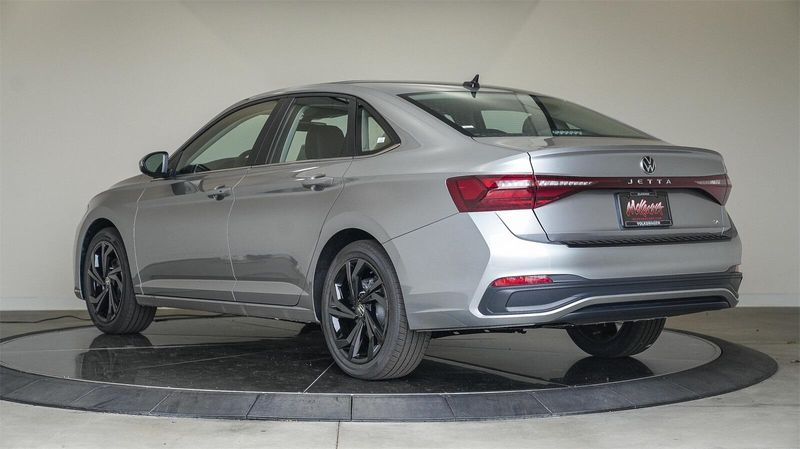 New 2025 Volkswagen Jetta 1.5T SEImage 2