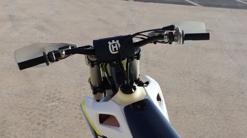 2025 HUSQVARNA TX 300 WHITEImage 8