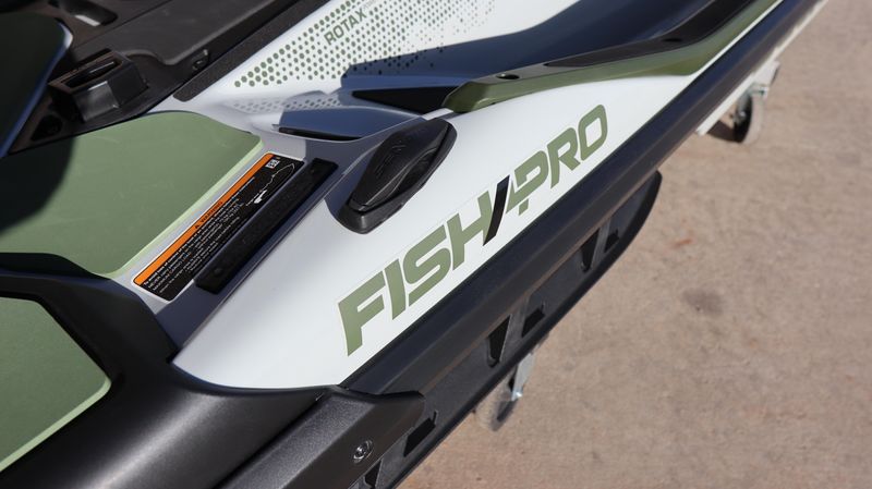 2025 SEADOO FISHPRO APEX 300 WITH SOUND SYSTEM IDF SHARK GREY AND NORI GREEN Image 12