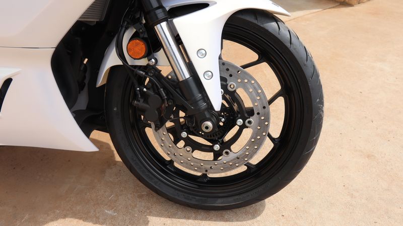 2025 Yamaha YZFR3 ABS LUNAR WHITE AND NEBULA BLUE Image 18