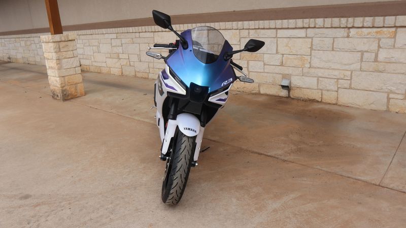 2025 Yamaha YZFR3 ABS LUNAR WHITE AND NEBULA BLUE Image 8