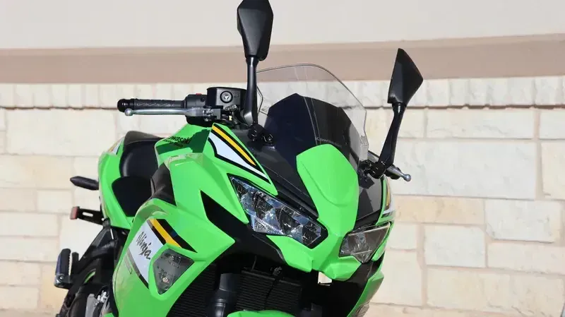 2025 Kawasaki NINJA 650 KRT EDITION ABS LIME GREEN AND EBONY AND PEARL BLIZZARD WHITEImage 10