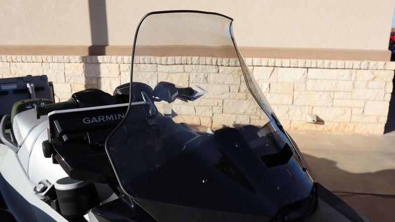 2025 SEADOO FISHPRO APEX 300 WITH SOUND SYSTEM IDF SHARK GREY AND NORI GREEN Image 16