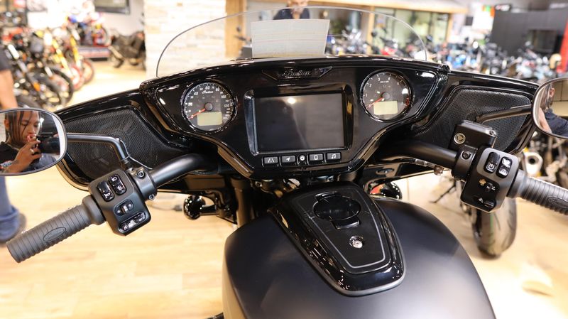 2025 Indian Motorcycle CHIEFTAIN POWERPLUS DARK HORSE WITH RIDER ASSIST AND POWERBAND AUDIO Image 4