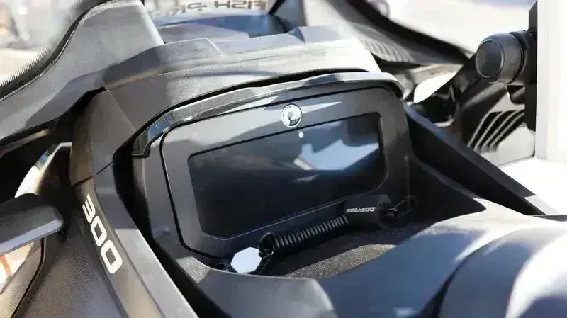 2025 SEADOO FISHPRO APEX 300 WITH SOUND SYSTEM IDF SHARK GREY AND NORI GREEN Image 7