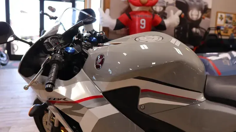 2025 Honda CBR600RR ABS DEEP PEARL GRAY Image 3