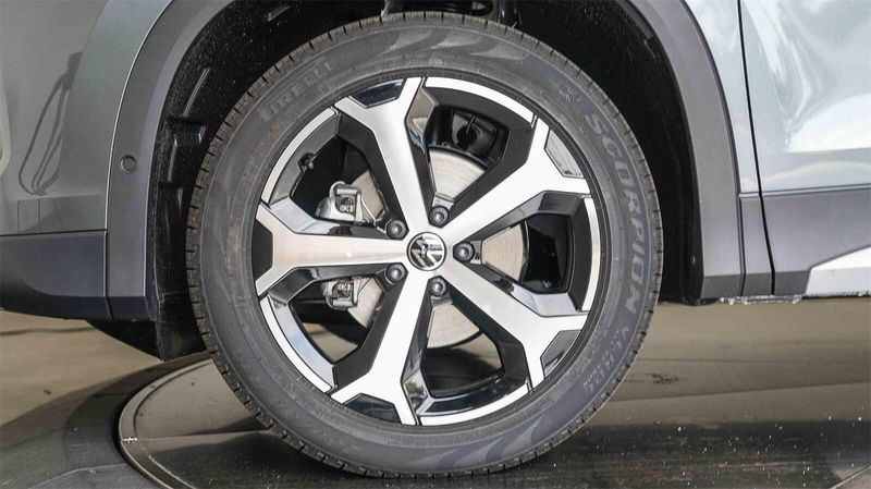 New 2025 Volkswagen Tiguan 2.0T SEImage 10