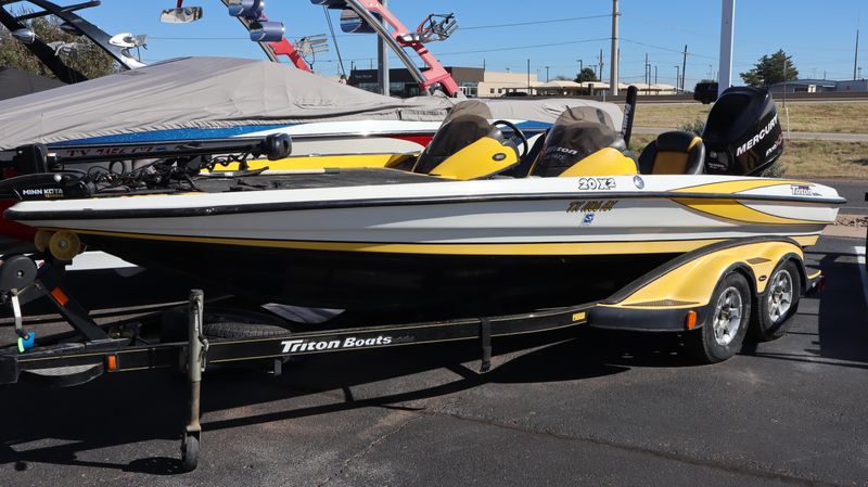 2008 TRITON 20X2  in a YELLOW exterior color. Family PowerSports (877) 886-1997 familypowersports.com 