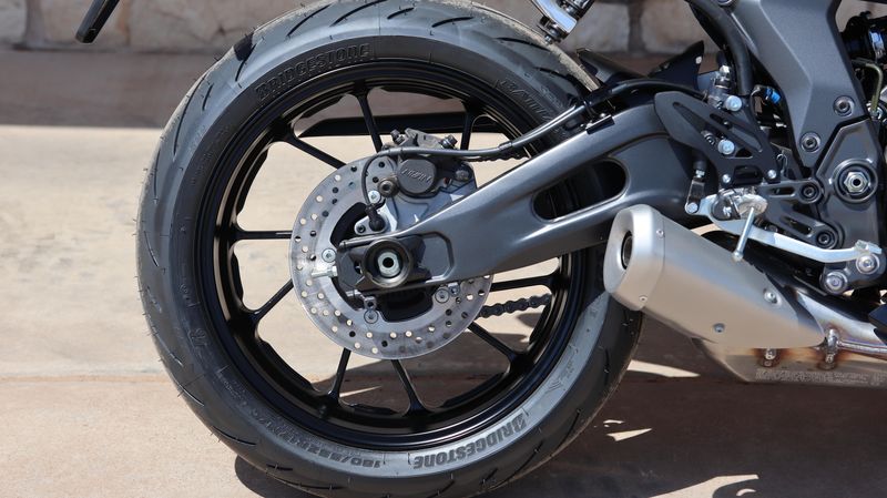 2025 Yamaha YZFR7 MATTE RAVEN BLACK Image 16