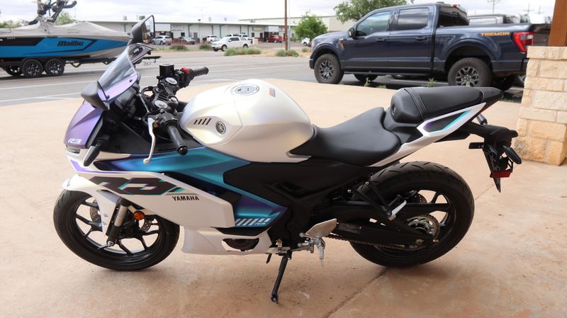2025 Yamaha YZFR3 ABS LUNAR WHITE AND NEBULA BLUE Image 6