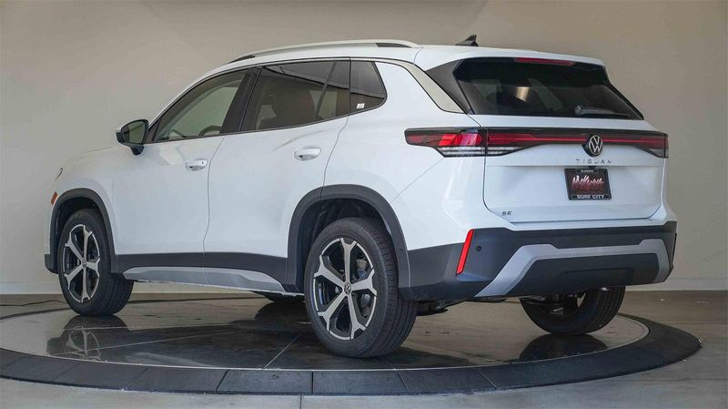 New 2025 Volkswagen Tiguan 2.0T SEImage 2
