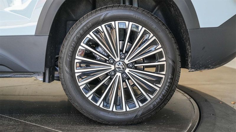 New 2025 Volkswagen Taos 1.5T SEImage 9