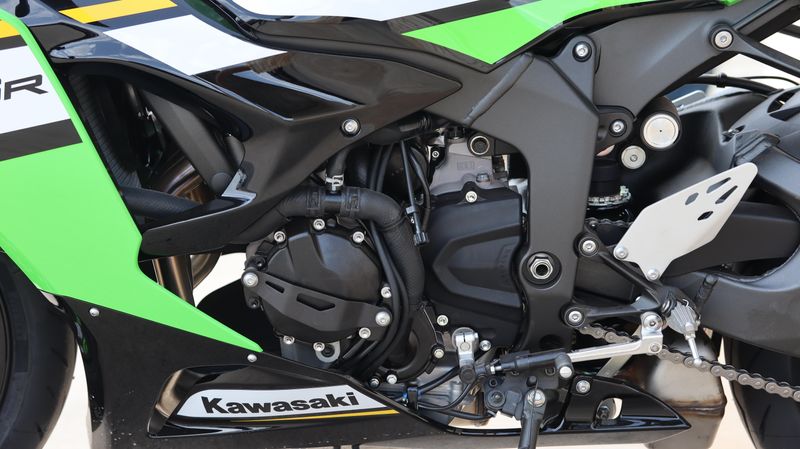 2025 Kawasaki NINJA ZX6R KRT EDITION LIME GREEN AND EBONY AND PEARL BLIZZARD WHITE Image 24