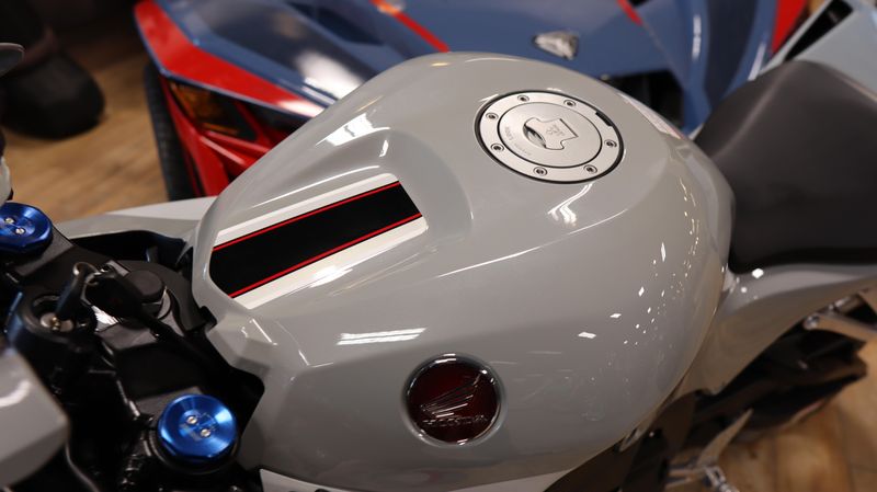 2025 Honda CBR600RR ABS DEEP PEARL GRAY Image 4