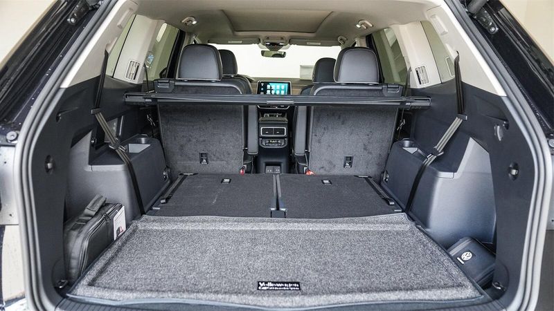 New 2025 Volkswagen Atlas 2.0T SEL Premium R-LineImage 11