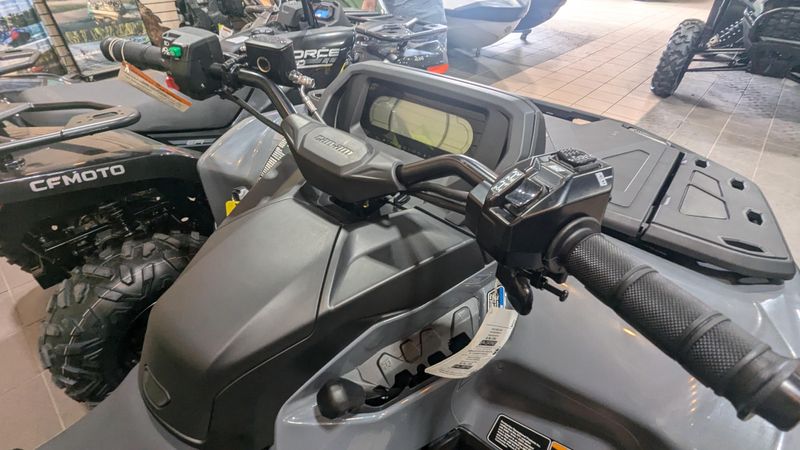 2025 CAN-AM OUTLANDER MAX DPS 850 GRANITE GRAY  in a GRANITE GRAY exterior color. Family PowerSports (877) 886-1997 familypowersports.com 