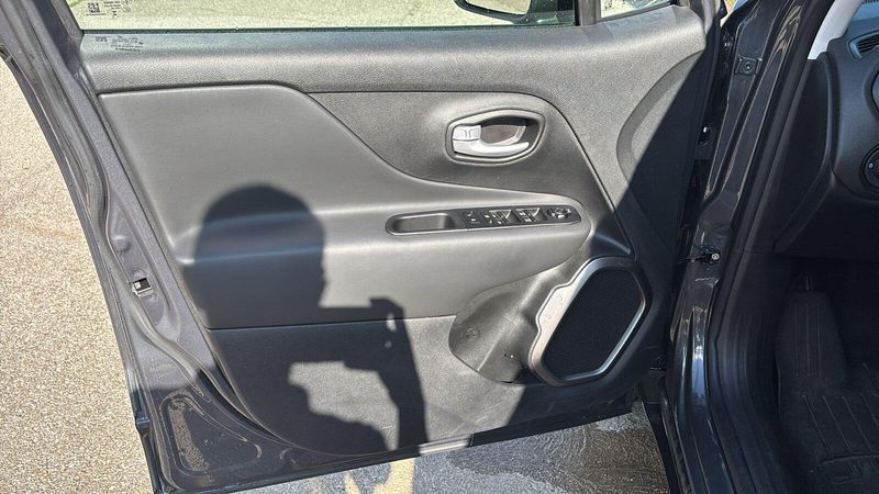 Used 2023 Jeep Renegade LatitudeImage 5