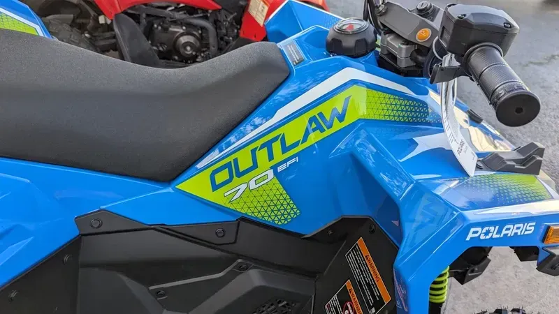 2024 Polaris OUTLAW 70 EFI VELOCITY BLUE AND LIFTED LIME Image 9