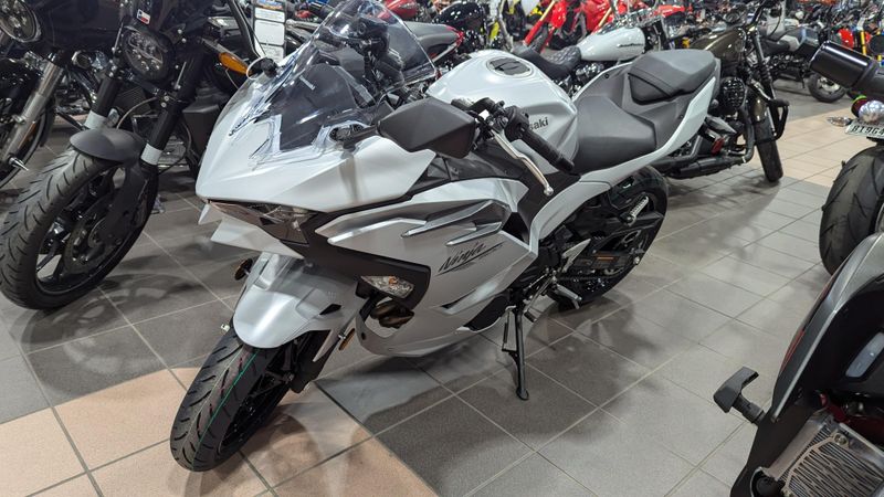 2025 Kawasaki NINJA 500 METALLIC MATTE WHITISH SILVER AND METALLIC MOONDUST GRAYImage 4