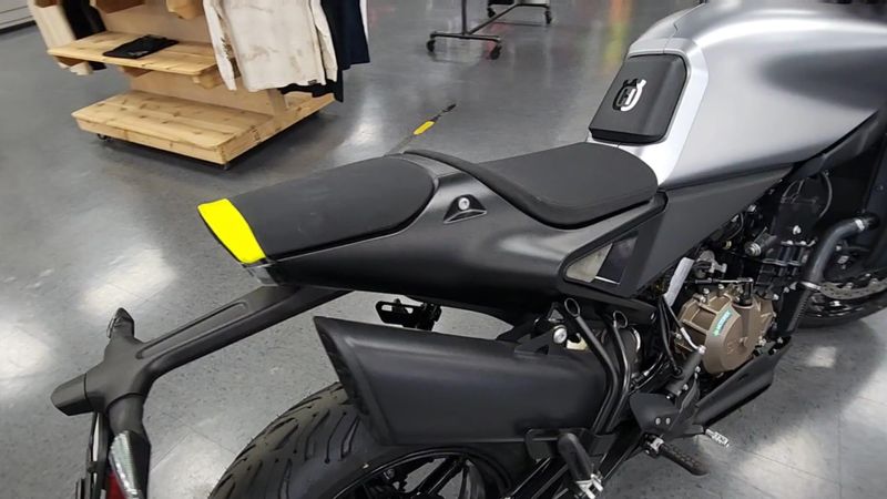 New 2025 Husqvarna VITPILEN 801 Image 4