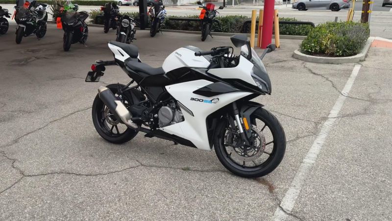 Used 2025 CFMOTO 300SS Image 2
