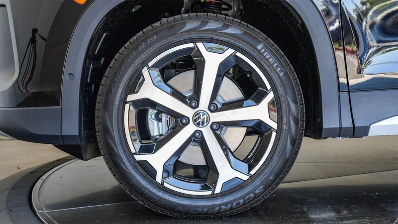 New 2025 Volkswagen Tiguan 2.0T SEImage 10