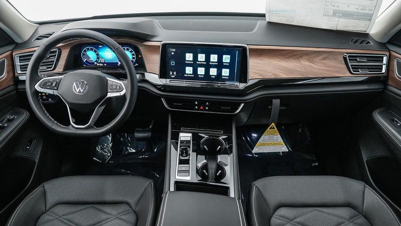 New 2025 Volkswagen Atlas 2.0T SE w/TechnologyImage 13