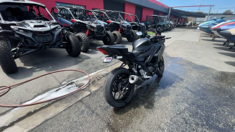 Used 2025 Yamaha YZF-R3 ABS Image 8