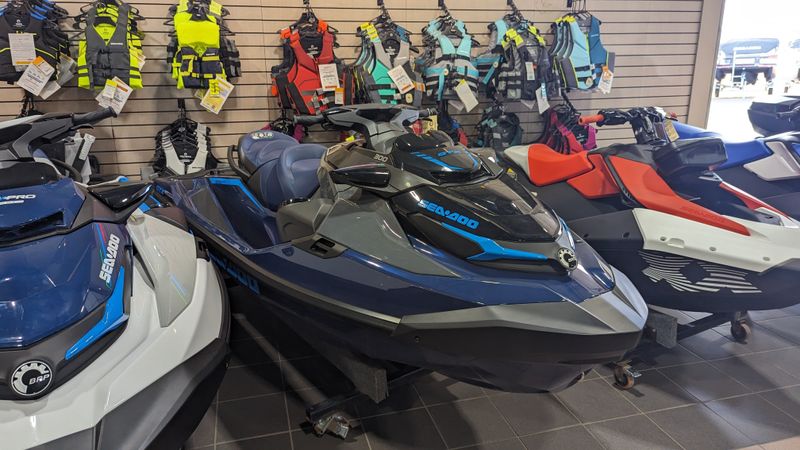 2024 SEADOO GTX 300 WITH SOUND SYSTEM IDF BLUE ABYSS AND GULFSTREAM BLUE Image 4