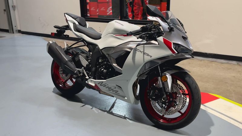 New 2025 Kawasaki NINJA ZX-6R ABS Image 6