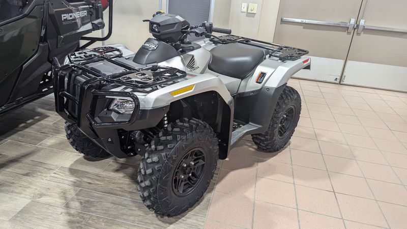 2024 Honda FOURTRAX RUBICON 4X4 MATTE SILVER METALLIC Image 2