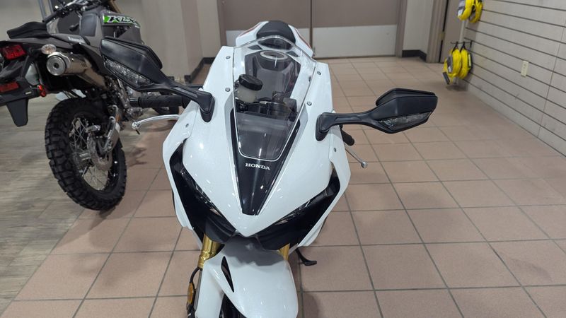 2025 Honda CBR1000RR BASEImage 11