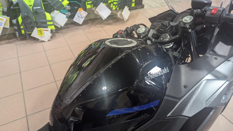 2025 Kawasaki NINJA 500 SE ABS METALLIC FLAT SPARK BLACK AND METALLIC SPARK BLACK AND METALLIC MOONDUST GRAYImage 9