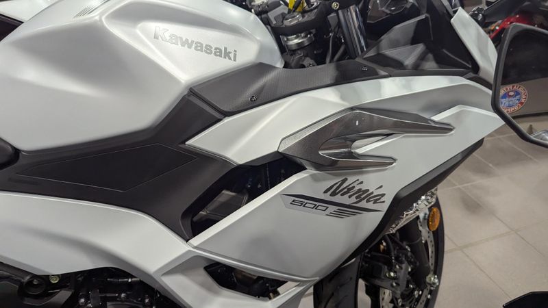 2025 Kawasaki NINJA 500 METALLIC MATTE WHITISH SILVER AND METALLIC MOONDUST GRAYImage 10