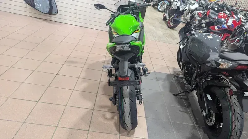 2025 Kawasaki NINJA 650 KRT EDITION ABS LIME GREEN AND EBONY AND PEARL BLIZZARD WHITEImage 10