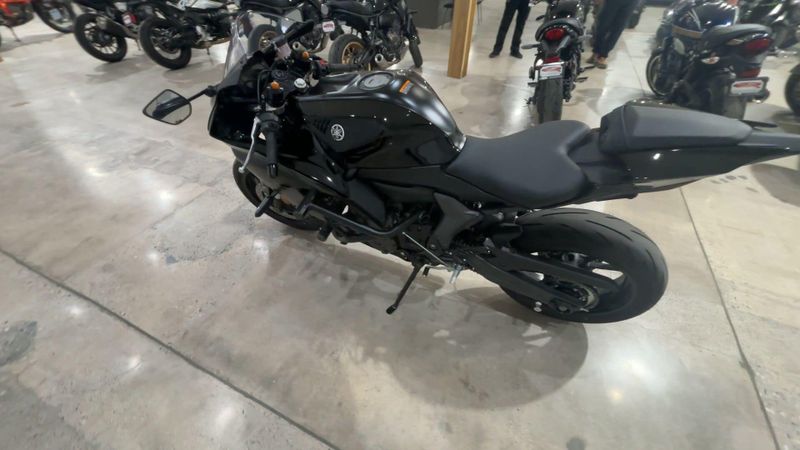 Used 2025 Yamaha YZF-R7 Image 8