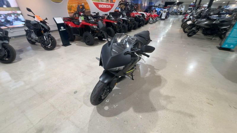 New 2026 Honda CBR650R E-CLUTCH Image 7