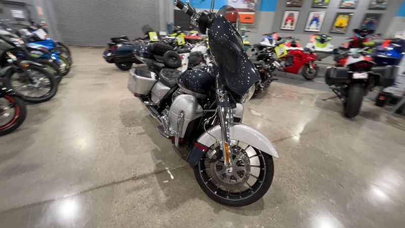 Used 2019 Harley-Davidson CVO STREET GLIDE Image 2