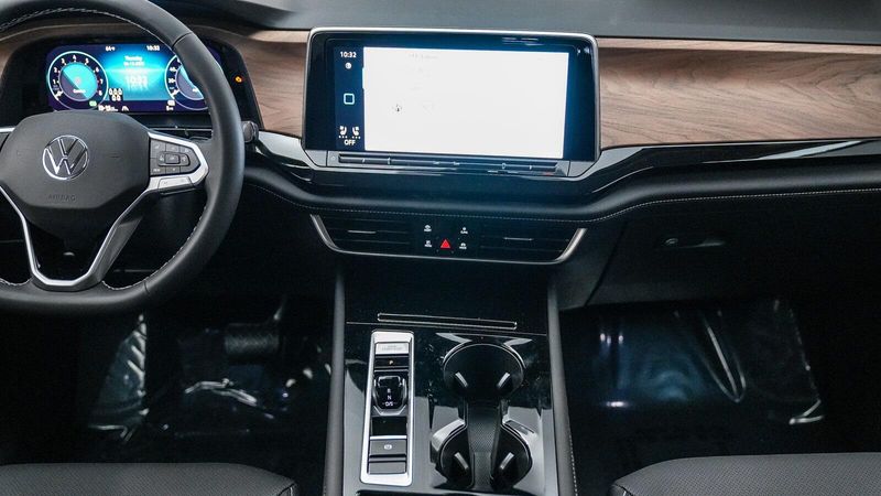 New 2025 Volkswagen Atlas 2.0T SE w/TechnologyImage 14