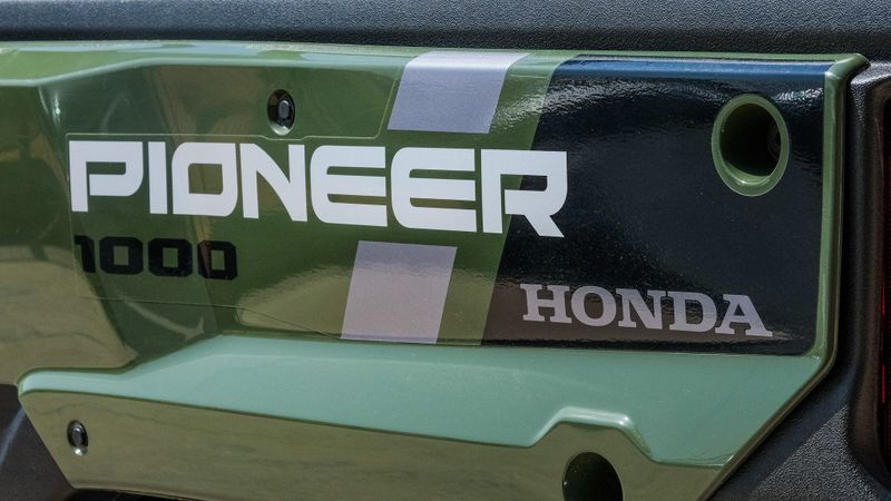 2023 HONDA Pioneer 10006 Crew DeluxeImage 13