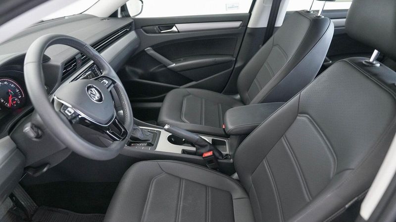 2022 Volkswagen Passat 2.0T SEImage 17